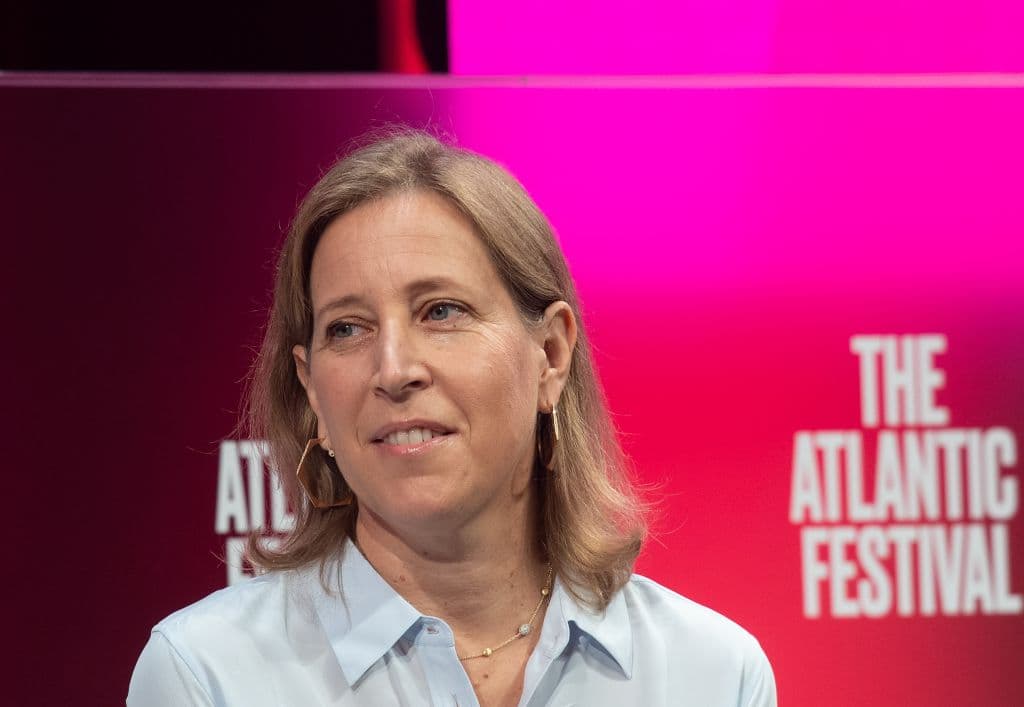 <b>SUSAN WOJCICKI (13). </b>Es la directora general de Alphabet, la empresa matriz de Google y 
<a href="https://www.univision.com/temas/youtube">YouTube</a>, que tiene 2,000 millones de usuarios mensuales. Fue contratada en 1999 como la empleada número 16 de 
<a href="https://www.univision.com/temas/google">Google</a>, y trabajó en todo, desde AdSense y Google Analytics hasta la Librería de Google y Google Images. En 2006 abogó por la adquisición de YouTube por valor de 1,650 millones de dólares; el sitio, que dirige desde 2014, tiene un valor estimado de 90,000 millones de dólares.