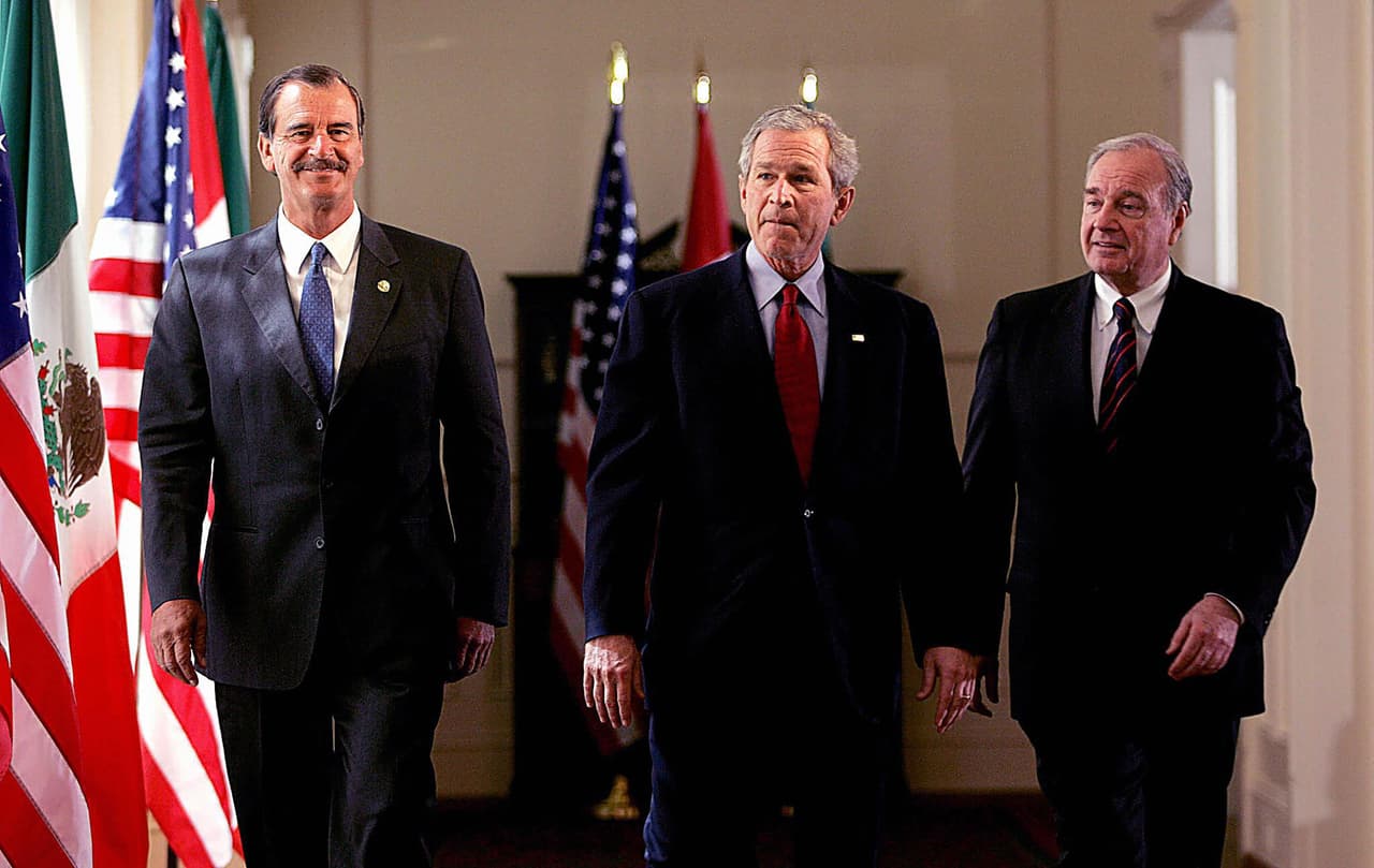 <b>Waco, Texas. Estados Unidos (marzo 2005)</b>
<br>
<br>
<b>Vicente Fox</b>
<br>
<b>Paul Martin</b>
<br>
<b>George W. Bush</b>
<br>
<br>La primera Cumbre de Líderes de América del Norte ocurrió 11 años después de la entrada en vigencia del pacto comercial que definió el comercio entre México, Canadá y Estados Unidos.