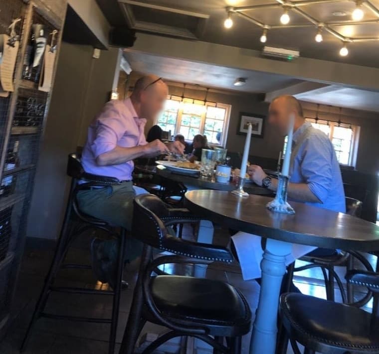 Según TMZ, se trata de la 
<b><a href="https://www.univision.com/famosos/asi-fue-el-primer-acto-publico-de-archie-en-brazos-de-meghan-y-fue-para-apoyar-a-su-papa-harry-fotos" target="_blank">primera salida de Archie a un pub</a></b>. También se informó que Meghan Markle y su esposo disfrutaron de un asado, que es la especialidad de la casa.