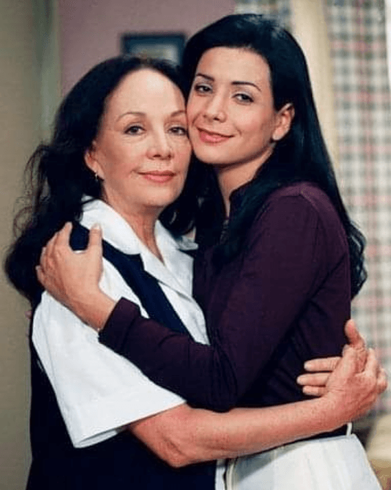 Después de participar en 'Señora tentación' en Estados Unidos, junto a Lucía Méndez, Isela Vega debutó en los melodramas mexicanos de la mano de la productora Lucy Orozco con 'Gente bien' (1997). En esta historia interpretó a Mercedes y trabajó junto a Patricia Manterola, Mario Cimarro, Helena Rojo y César Évora.