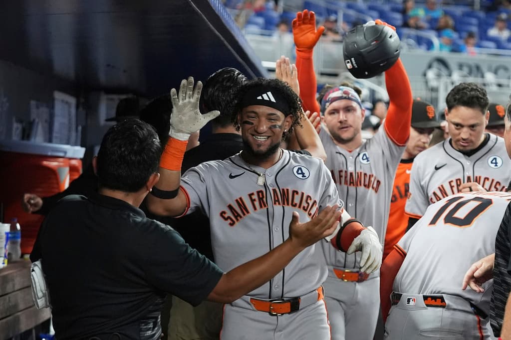 Luis Matos celebra el jonrón con el que impulsó tres carreras en el cuatro inning de la victoria de los Gigantes sobre los Marlins