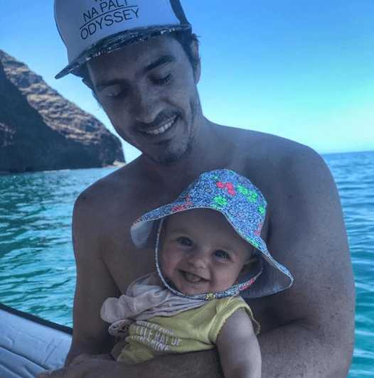 Kailani de vacaciones con sus papás en Hawai.