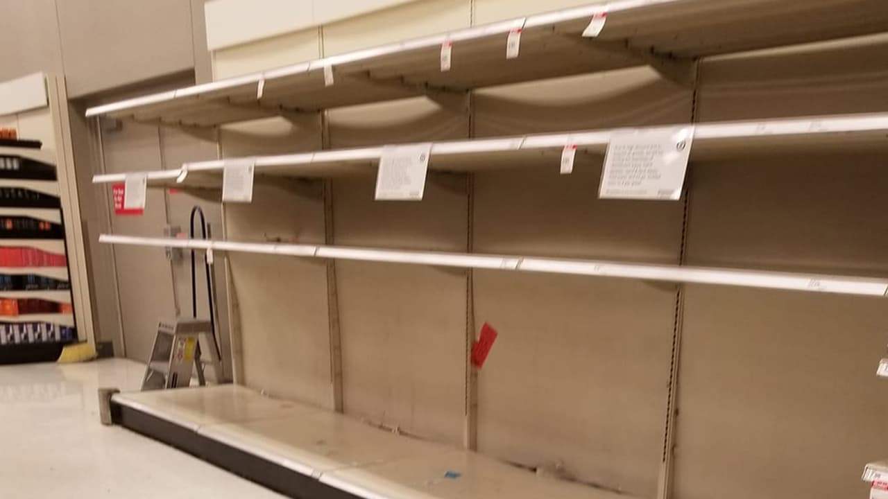 "Trabajo en Target y diariamente se llenan los estantes después de las 11 de la noche, cuando llega el tráiler,t oda la semana antes de abrir la tienda ya está gente esperando afuera para llevar de todo comida, aguas productos para higiene etc", indicó Magdalena Rangel.