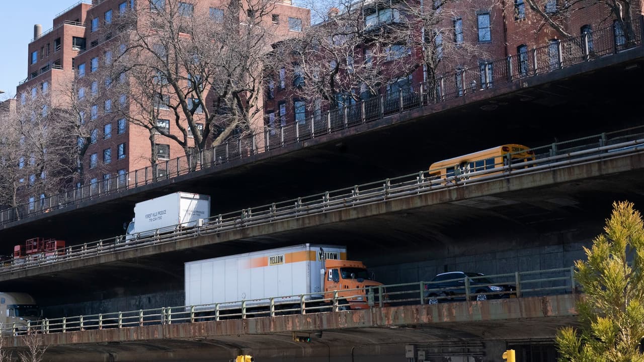 Nueva York presenta un plan de 4 mil millones para reparar la Brooklyn-Queens Expressway.
