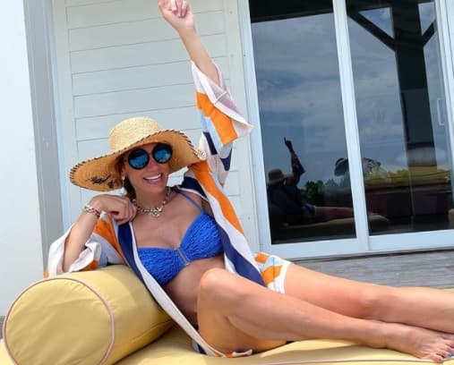 El verano llegó y con ello también la hora de lucir más la piel, pero al mismo tiempo cuidarla. Eso es lo que hace nuestra querida Lili Estefan, quien luce su estupenda figura en bikini y cuida su rostro con gafas de sol y sombrero.