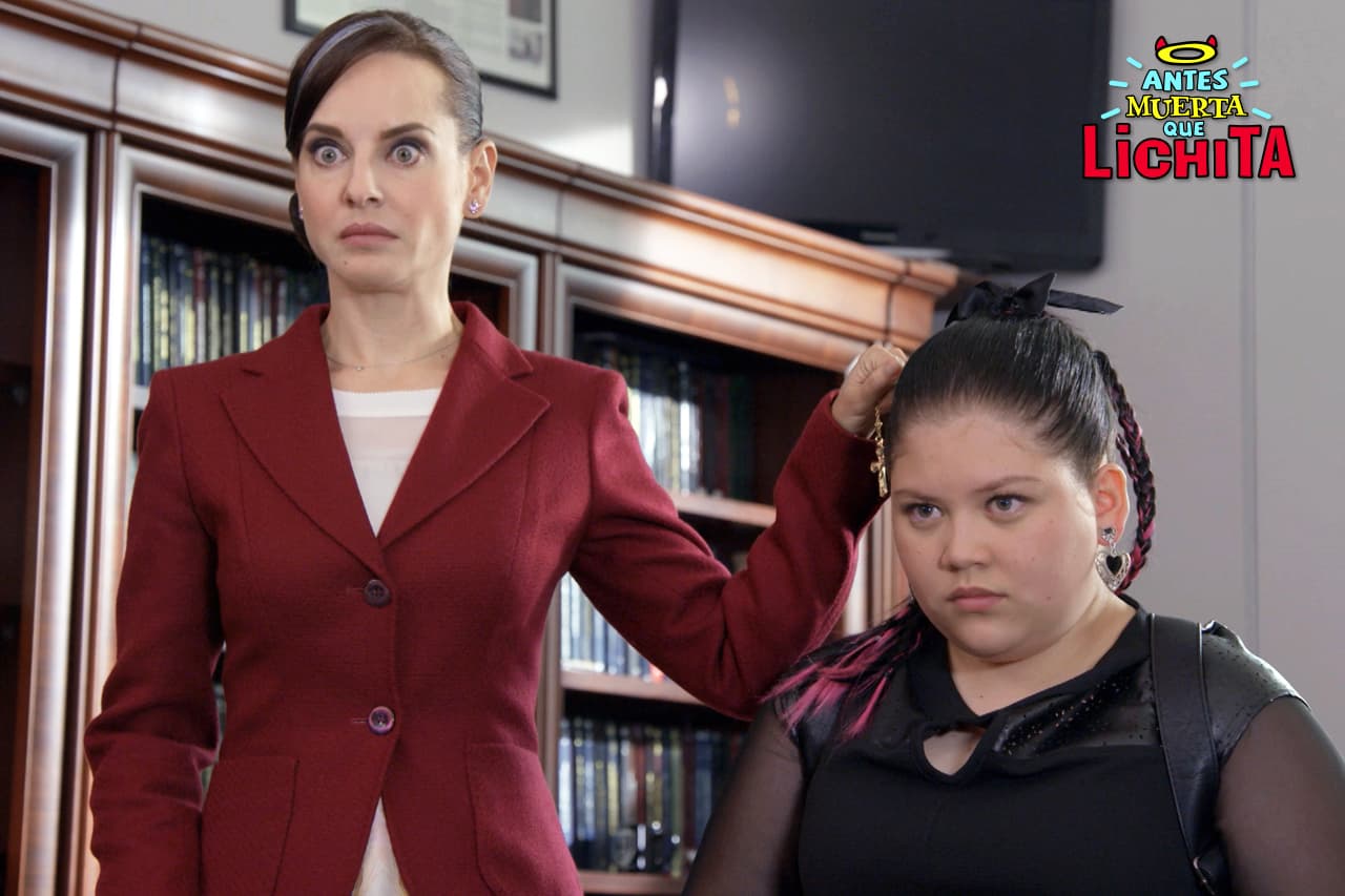 El director le informa a Beatriz que Dafne es “víctima de bullying” en la escuela.