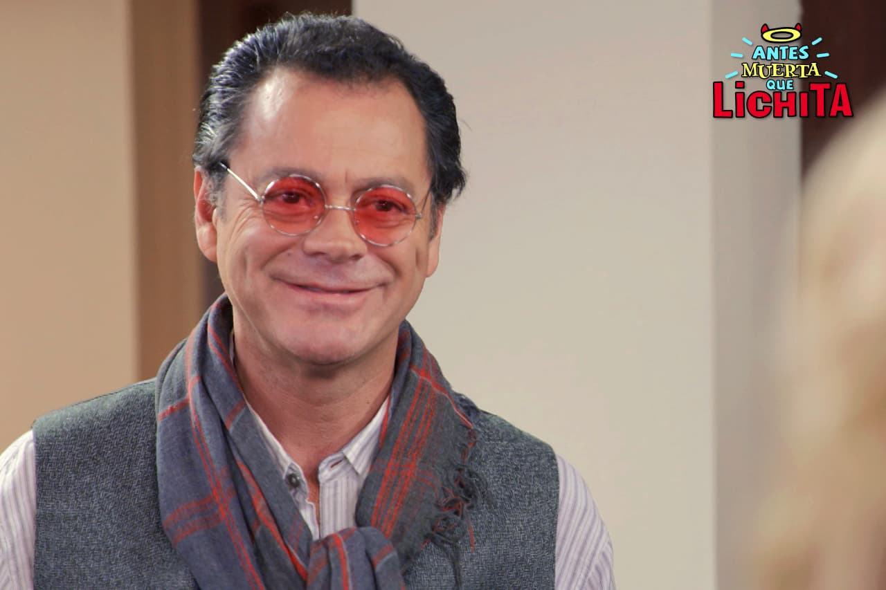 Rafael llega directo desde Argentina para asistir a la pedida de mano de Luciana.