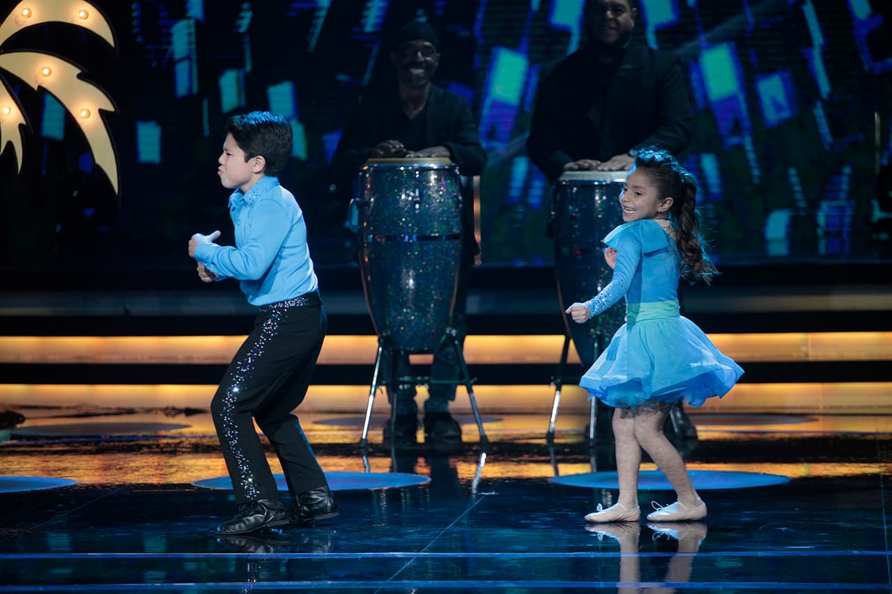 Regina y Paulo fueron los siguientes en tomar la pista de baile, lo hicieron al ritmo de ‘Conga’.