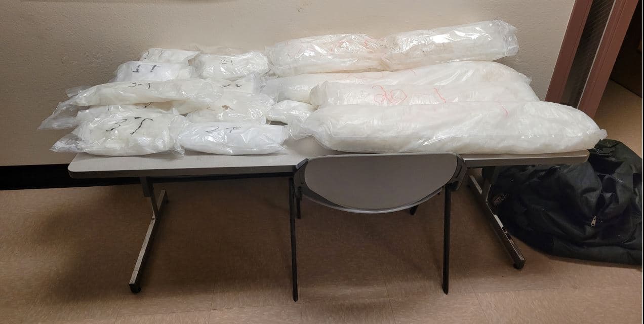 Los agentes de la estación de Ajo incautaron 125 libras de metanfetamina. Los agentes descubrieron los narcóticos después de detener un vehículo sospechoso cerca de Gila Bend. El conductor y el pasajero, ambos ciudadanos estadounidenses, fueron arrestados.