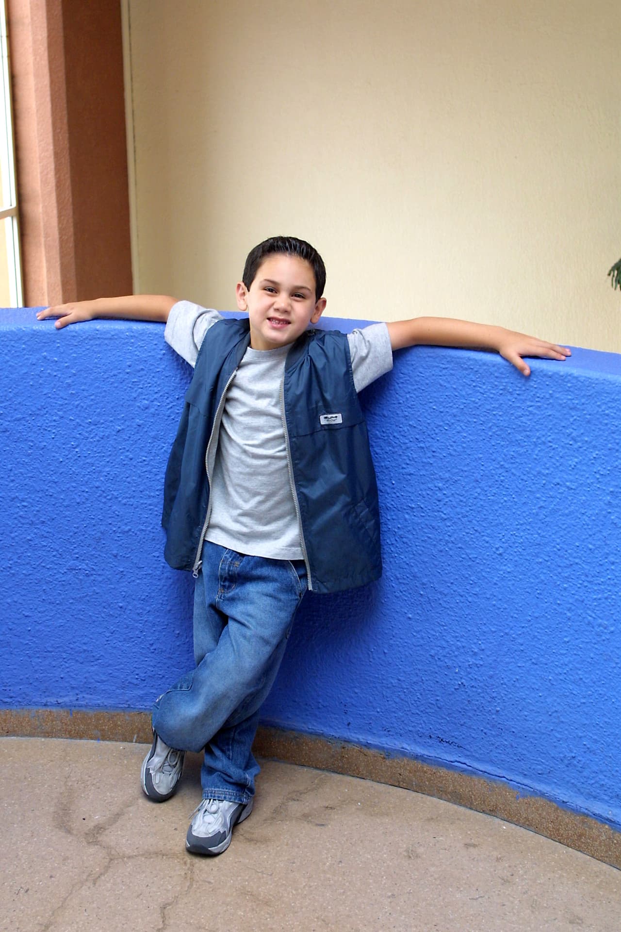 'Rayito de luz' fue la primera telenovela en la que participó; en esta historia compartió protagónico con Alan, de Magneto. Esta historia tuvo una corta duración, se transmitió del 11 de diciembre del año 2000 al 5 de enero de 2001.