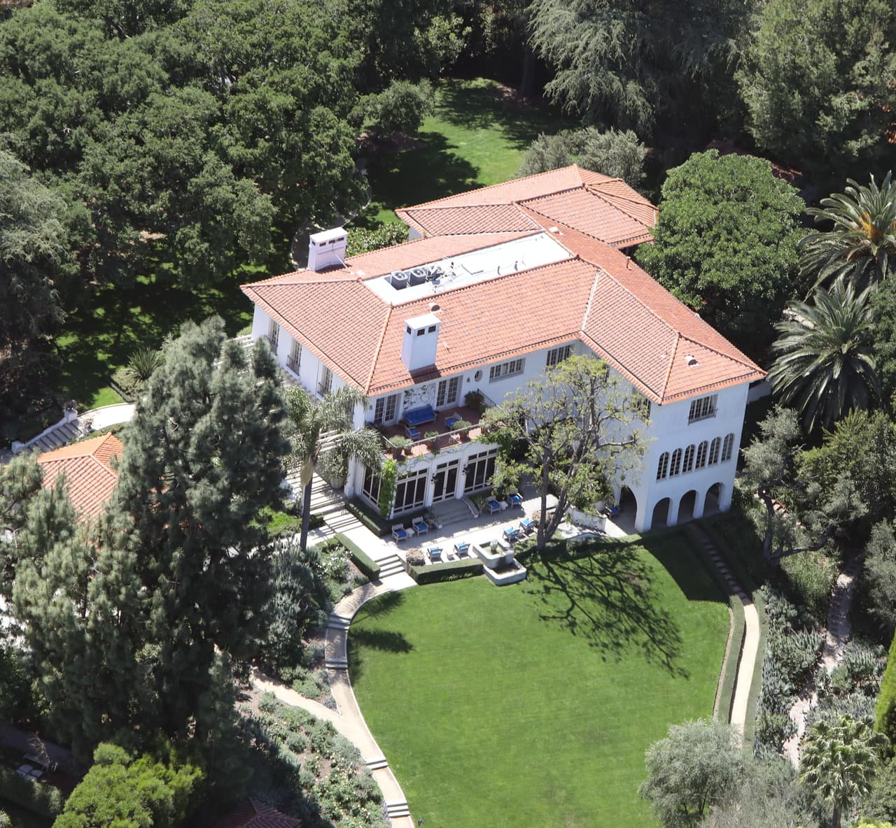 Photo © 2017 x17/The Grosby Group EXCLUSIVE Los Feliz, April 14, 2017. Views of the historic Cecil B. DeMille mansion in Los Angeles that Angelina Jolie has purchased for $25 million just blocks away from estranged husband Brad Pitt's home amid their divorce. The 6 bedroom, 10 bathroom home was built in 1913, and the famed director lived there until his death in 1959. Besides Pitt, Angie's new neighbors will include Casey Affleck, Natalie Portman and Ellen Pompeo.