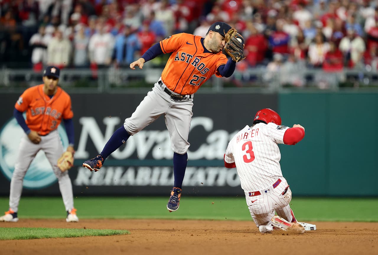 Harper roba la segunda base de José Altuve # 27 de los Astros de Houston durante la segunda entrada.