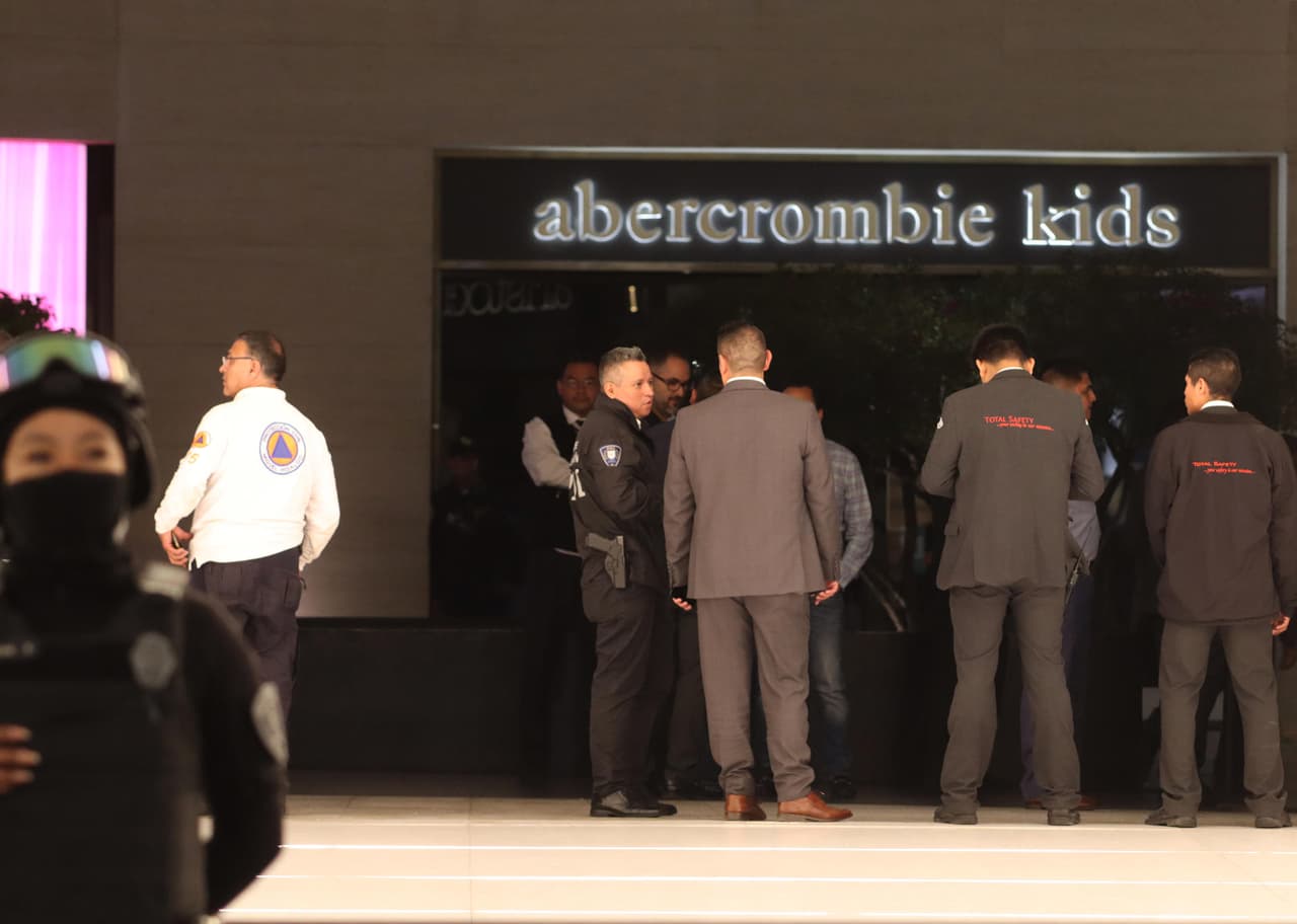 Espectacular robo en Ciudad de México: encapuchados irrumpen a mazazos en una joyería y cargan con un botín de relojes