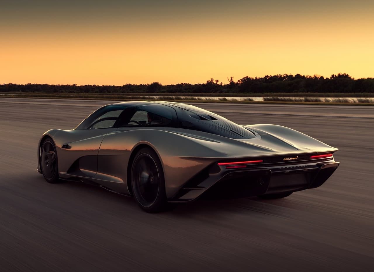 <b>Motor:</b> V8 de 4.0 litros doble turbo relacionado a un propulsor eléctrico
<br>
<b>Transmisión:</b> Automática de 7 velocidades y doble embrague
<br>
<b>Potencia:</b> 1,035 HP
<br>
<b>Torque:</b> 848 lb-pie
<br>
<br>
<b>Precio:</b> 2,240,000 dólares