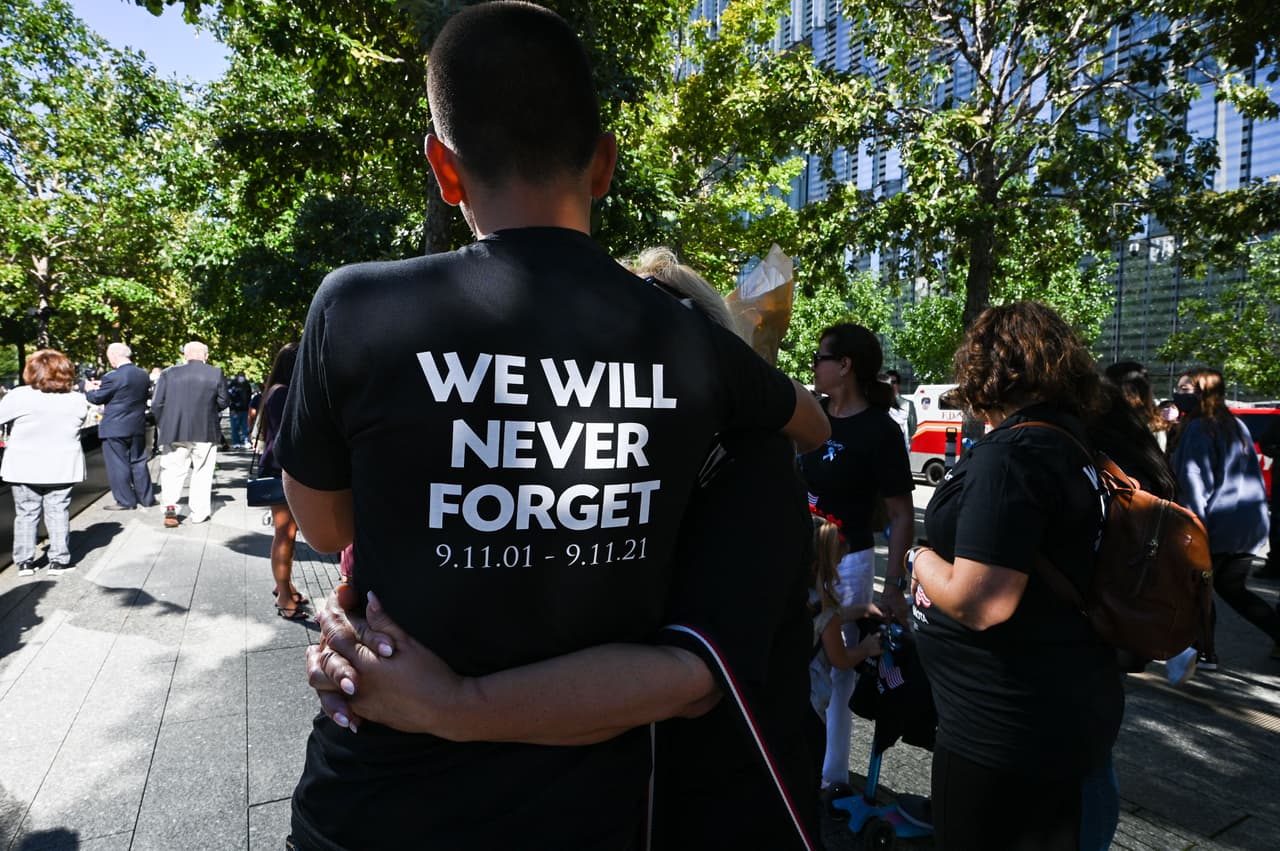 "Nunca olvidaremos", la camiseta que lleva Manuel DaMota durante los eventos de conmemoración en Nueva York mientras abraza a su madre Bárbara, resume el clima prevaleciente entre los estadounidenses desde que hace 20 años el país sufrió el peor ataque terrorista de su historia.