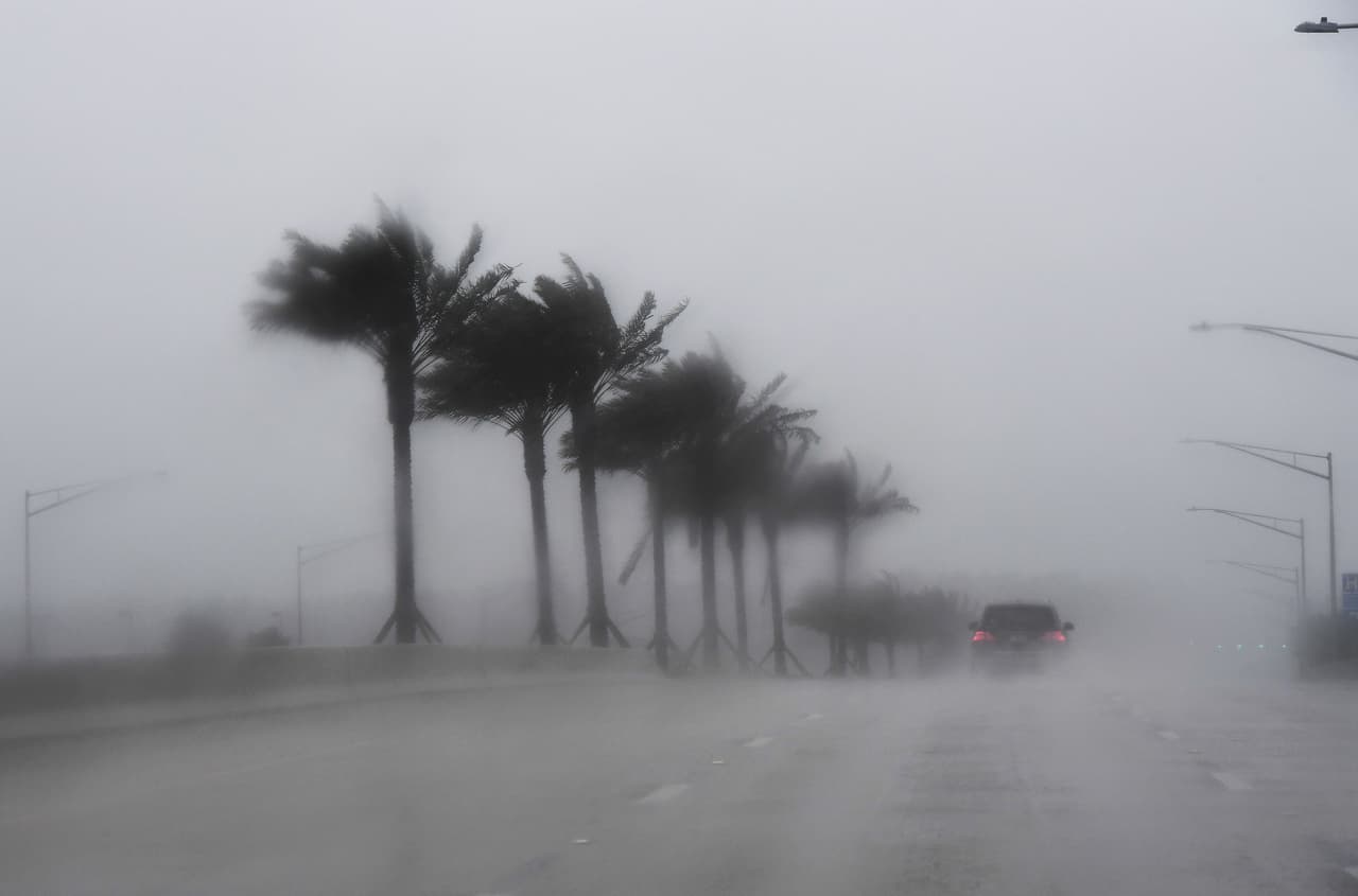De hecho,
<a href="https://www.reuters.com/article/us-storm-irma-insurance/hurricane-irma-could-test-floridas-private-flood-insurance-market-idUSKCN1BG39F"> según informa Reuters,</a> si el huracán Irma llegara a impactar a la Florida sería la primera vez que el mercado privado de aseguradoras contra inundación que se ha desplegado en esta zona del país se pondría a prueba. Como los riesgos de inundación son tan altos las pólizas tradicionales no incluyen esta calamidad por considerarla muy costosa. 
<br>