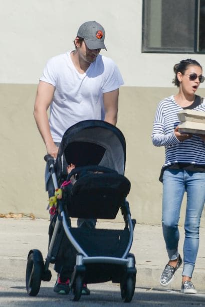 El apuesto de Kutcher no le puede quitar de encima los ojos a su bebé.