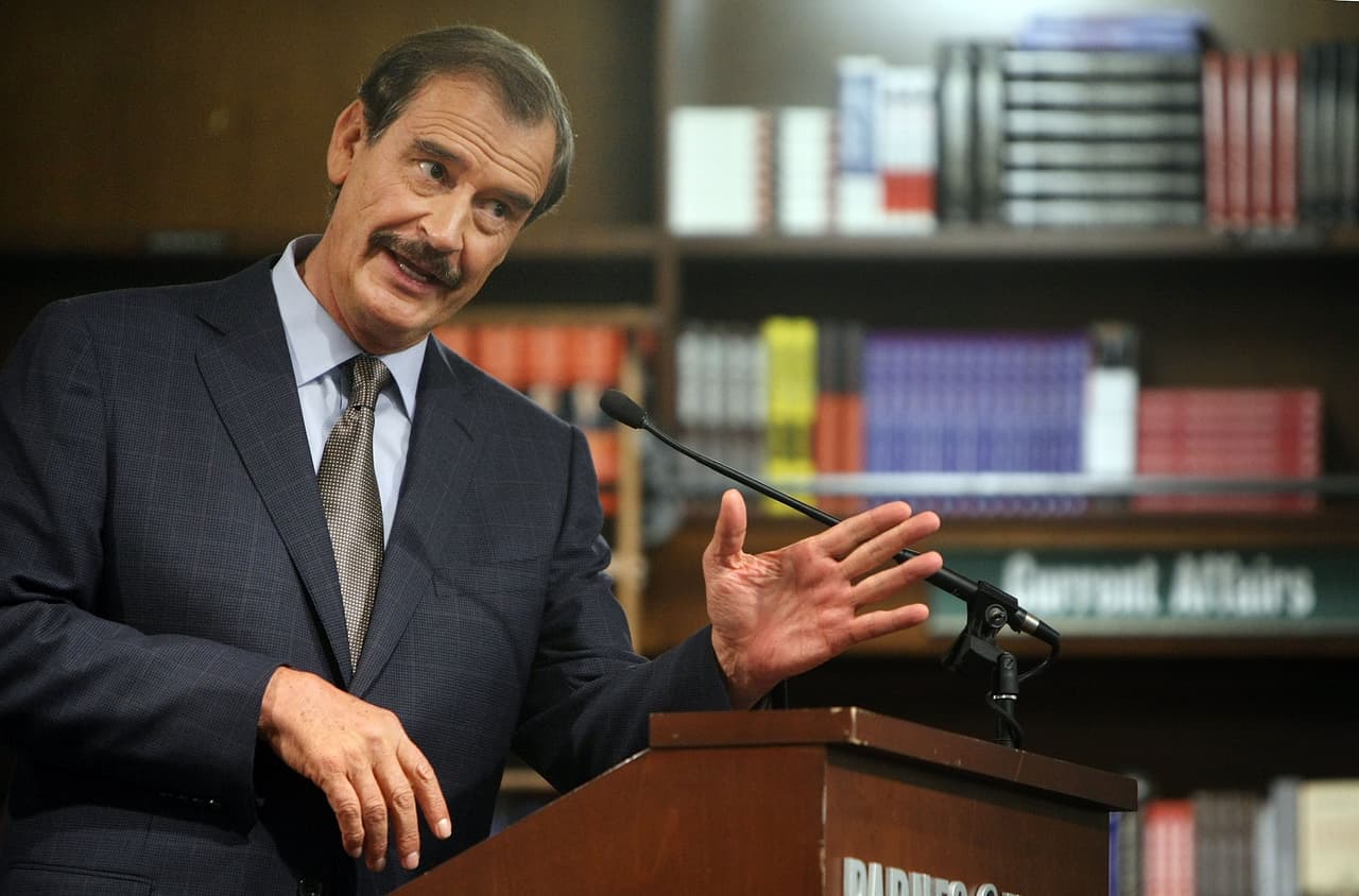 En una conferencia de prensa, en la que se dio a conocer la participación de Vicente Fox en la serie, el equipo de producción recordó que al principio el expresidente había sido muy reservado "pero que en la toma dos ya estaba súper relajado".