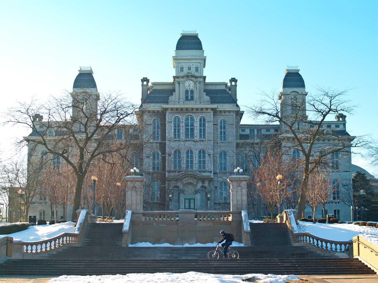 <b>Syracuse University (Nueva York)</b>
<br>
<br>Porcentaje de graduados en 2016 que participaron en clases ESL: 
<b>9%</b>
<br>
<br>Categoría y posición según U.S. News and World Report: 
<b>61</b> (empatada), Universidades nacionales