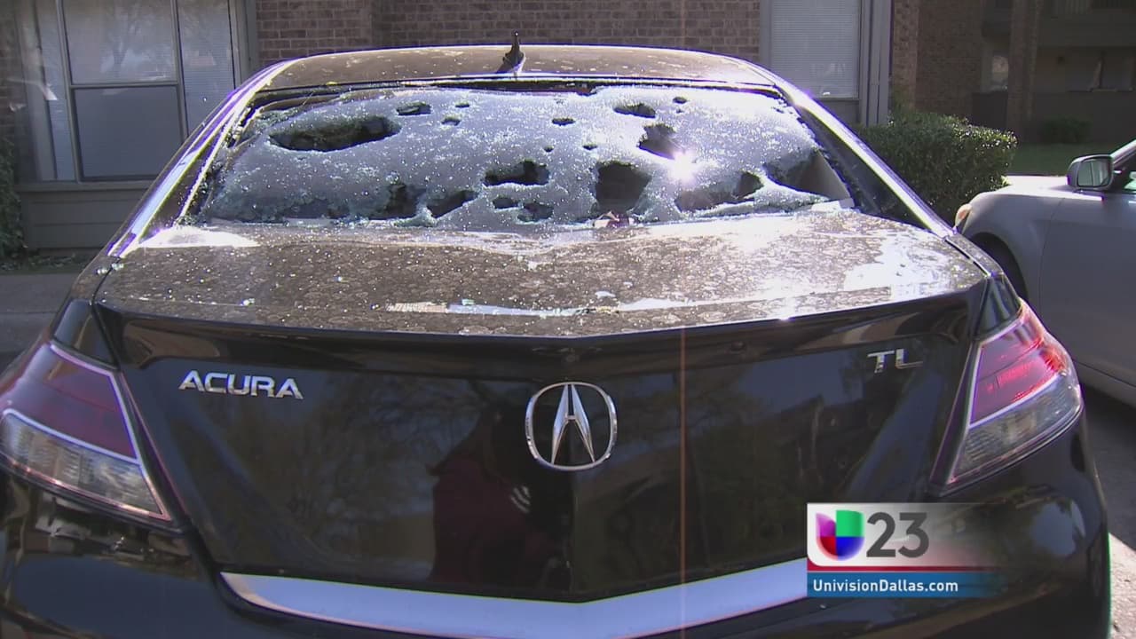 Para evitar que se dañe su auto por futuras tormentas recomienda estacionar su carro en un garaje con techo.