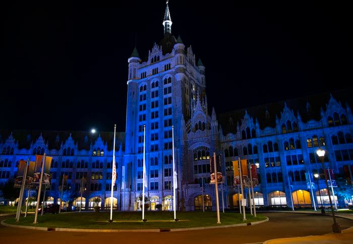 Entre los monumentos que se iluminaron se encuentran:
<br>
<br>- One World Trade Center
<br>- Puente del Gobernador Mario M. Cuomo
<br>- Puente Kosciuszko
<br>- El edificio H. Carl McCall de SUNY
<br>- Edificio de Educación del Estado
<br>- Edificio de oficinas estatales Alfred E. Smith
<br>- Recinto ferial del Estado - Puerta principal
<br>- Terminal Grand Central - Viaducto de Pershing Square
<br>- Puerta del Aeropuerto Internacional de Albany
<br>- MTA LIRR - East End Gateway en Penn Station