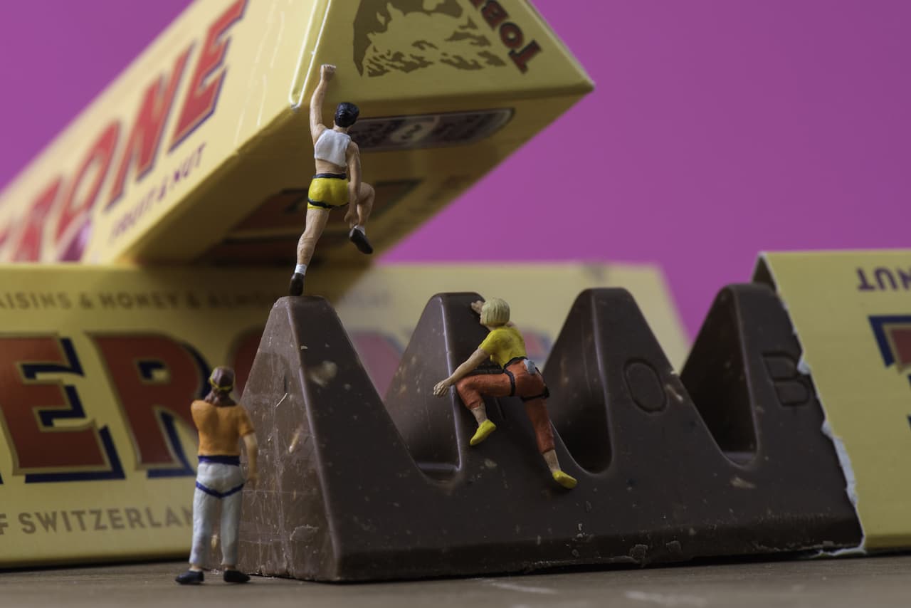 Después de conseguir su equipo de fotografía, Péter Csákvári adquirió las figuras milimétricas en una tienda de maquetas de trenes ubicada en Channel Island, en Guernsey.