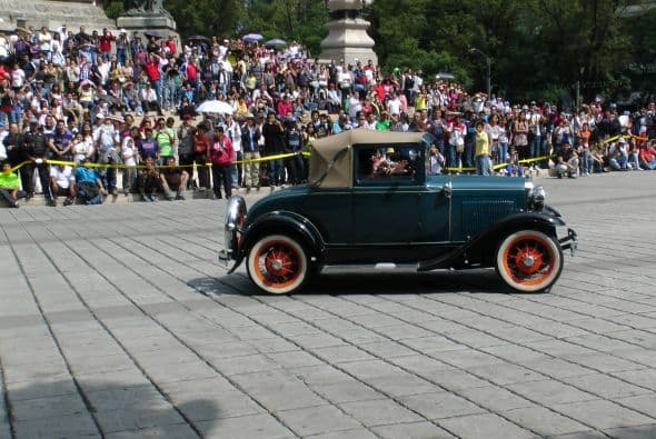 Casi dos mil vehículos clásicos desfilaron por las calles de la Ciudad de México para romper el Récord Guinness de más autos de este tipo en movimiento. Transitaron mil 721 autos, lo que superó la marca de Holanda, cuyo récord era de 948 vehículos. De acuerdo con las autoridades, el paso de estos autos clásicos fue visto por 250 mil asistentes. Circularon autos Datsun 1300, Jaguares, MG 59, Chevrolet apache, Alfa Romeo, Mercury, Porche, entre otros, que atrajeron la atención de capitalinos y visitantes. El paso de los vehículos fue interrumpido por el calentamiento de algunos que se quedaron en el camino y provocaron “cuellos de botella”; sin embargo, los organizadores confiaron en que los vehículos llegarían a la meta.