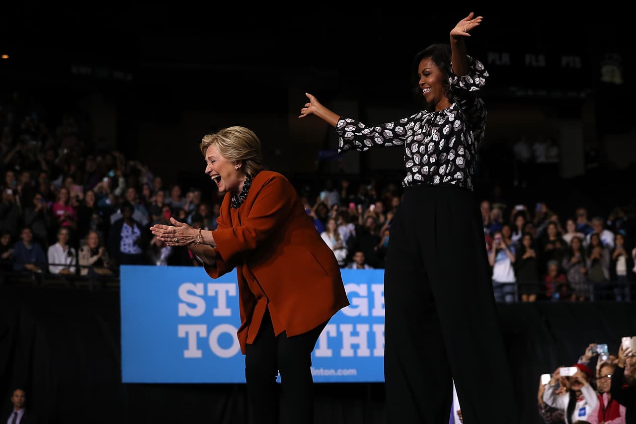 Michelle Obama y Hillary Clinton se elogiaron mutuamente. Durante su discurso, Michelle Obama hizo un paralelismo entre sus historias de vida. Recordó los orígenes humildes de sus familias y lo duro que fue convertirse en abogadas.