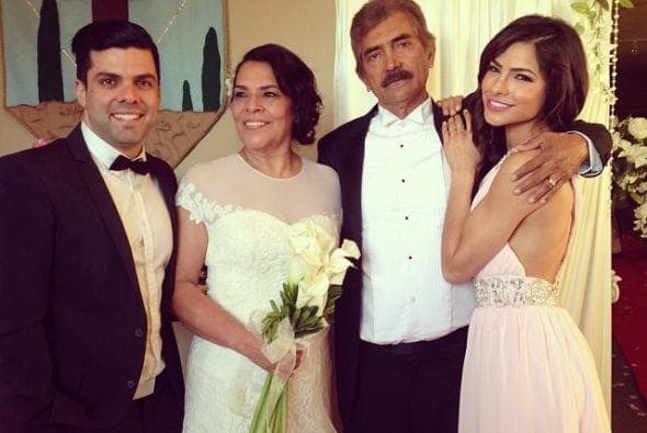 La madre de la también actriz, Rosa María Cruz, y José Espinoza llevan más de 45 años juntos.
<b> <a href="https://www.univision.com/shows/el-gordo-y-la-flaca/fotos-los-papas-de-ale-espinoza-se-casaron-fotos#eafd51320000" target="_blank">La boda religiosa</a> </b>la realizaron en el año 2014.
<br>