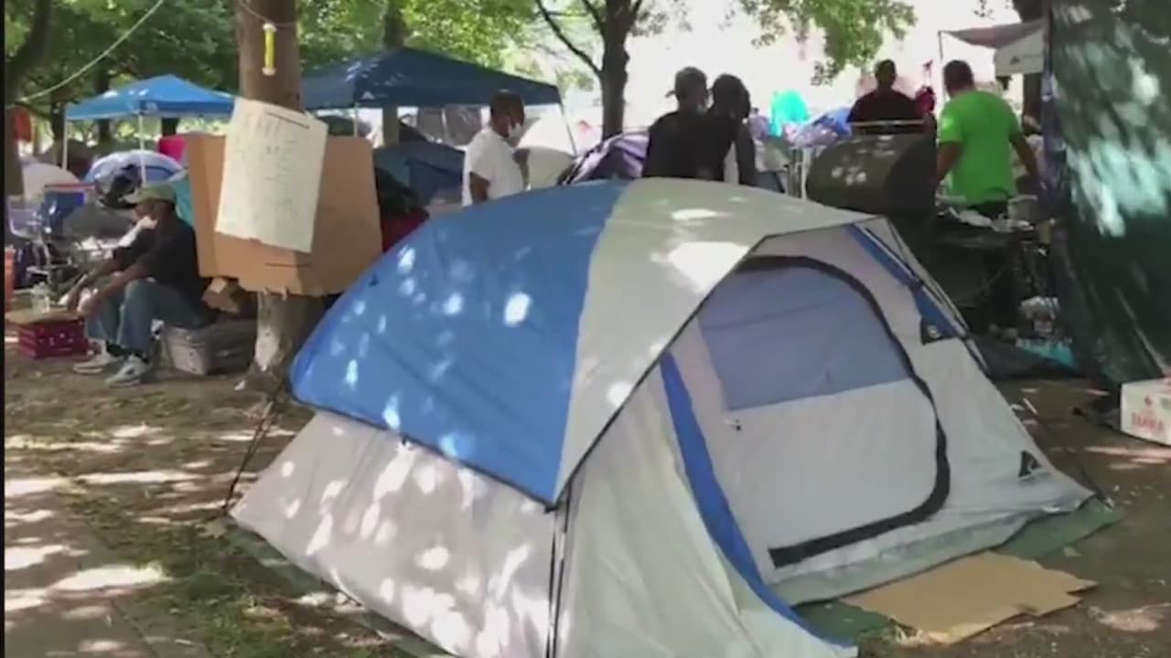 "Una amenaza para la seguridad pública": La respuesta de Filadelfia a los campamentos de personas sin hogar