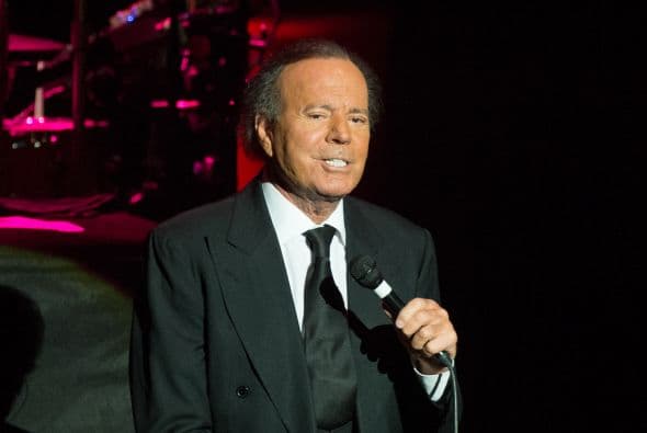 <h2 class="cms-H2-H2">Julio Iglesias, Premio Lo Nuestro a las Excelencia, 1995</h2>
<br>
<b>Julio Iglesias</b> subió por este reconocimiento en 1995.