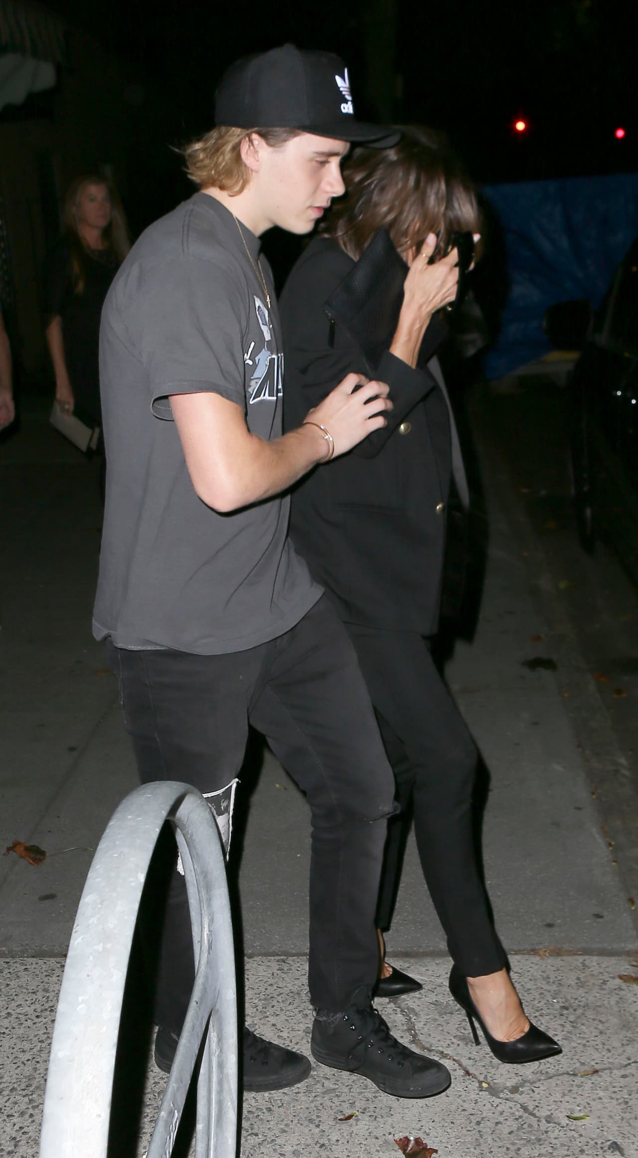 Mientras tanto, ella ocultaba su rostro ante las cámaras de los paparazzi.