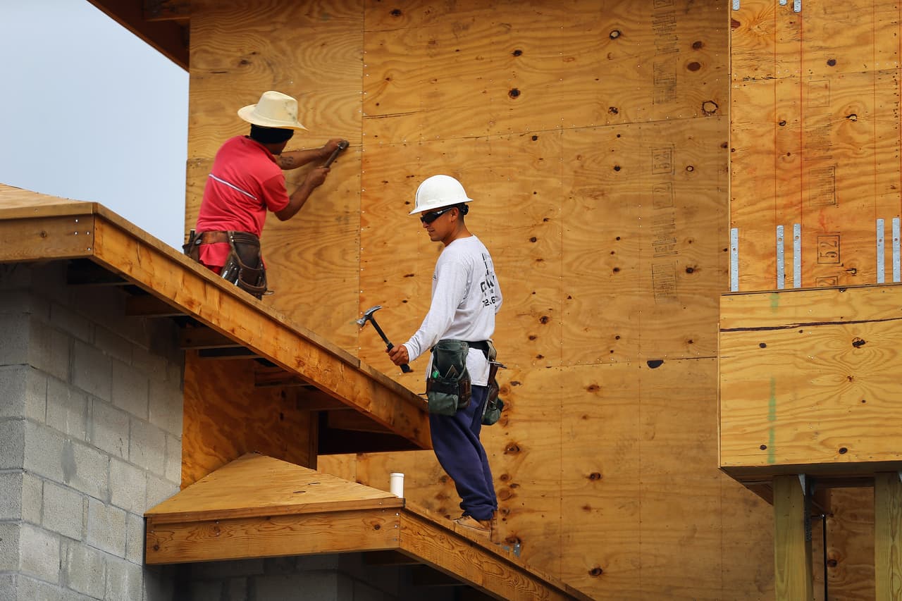 Un empleador no puede tomar represalias contra un trabajador por ejercer sus derechos, presentar una queja o cooperar en una investigación.