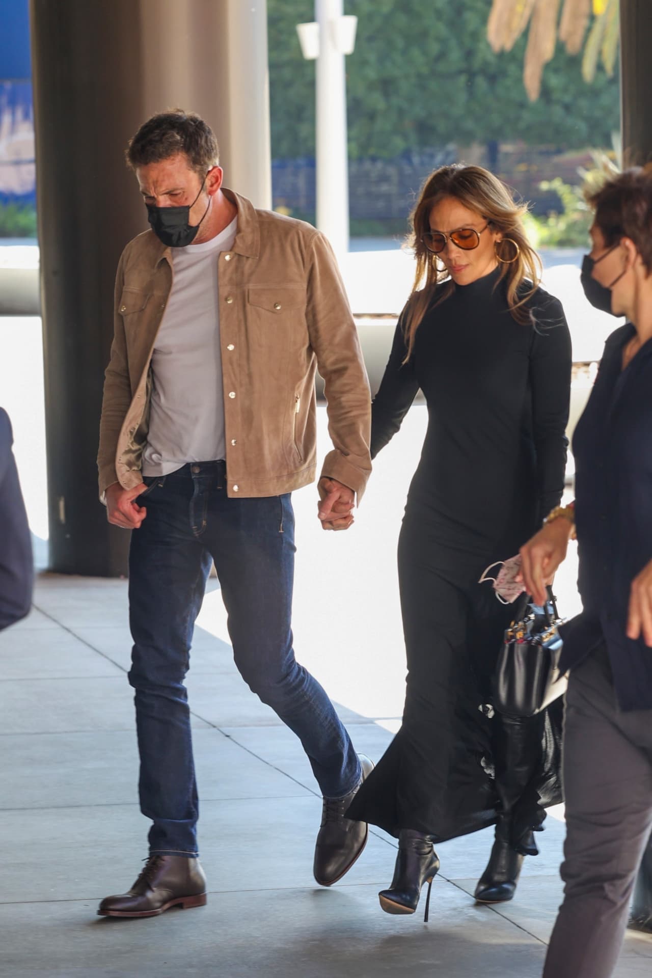 La romántica escena ocurrió en su camino hacia la proyección de la nueva película 'The tender bar', que se llevó a cabo en el Pacific Design Center en West Hollywood.
<br>