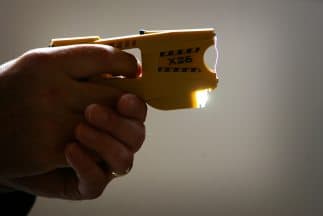 Al quinteto se le imputa el robo de dos pistolas Taser, por lo que las autoridades piden a la ciudadanía que tenga cautela.