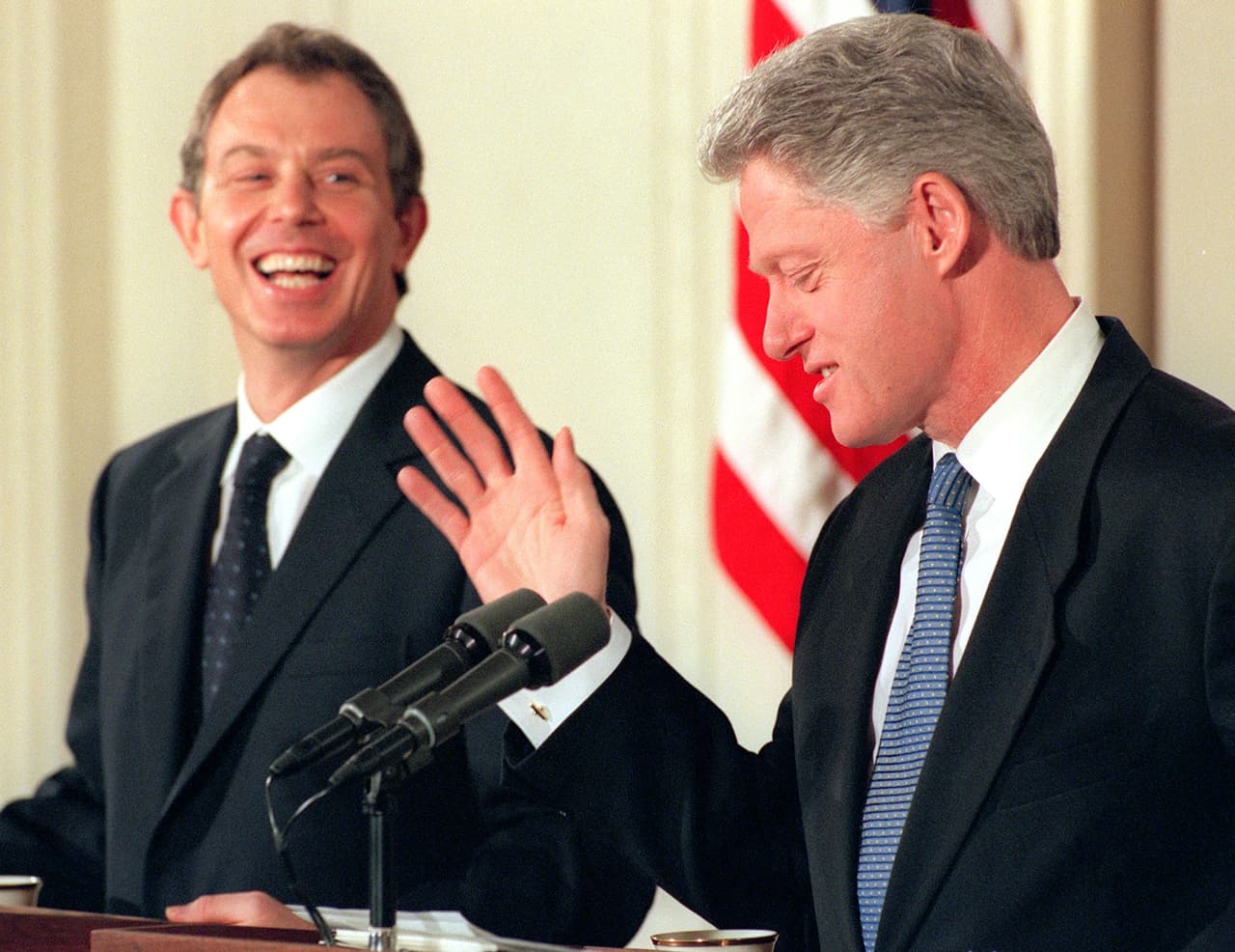 Bill Clinton recibe en la Casa Blanca a Tony Blair, en 1998. Muchos pensaban que después de la gran sintonía entre ambos líderes, sería difícil para Bush mantener el nivel de cercanía con el gobierno laborista en Londres.