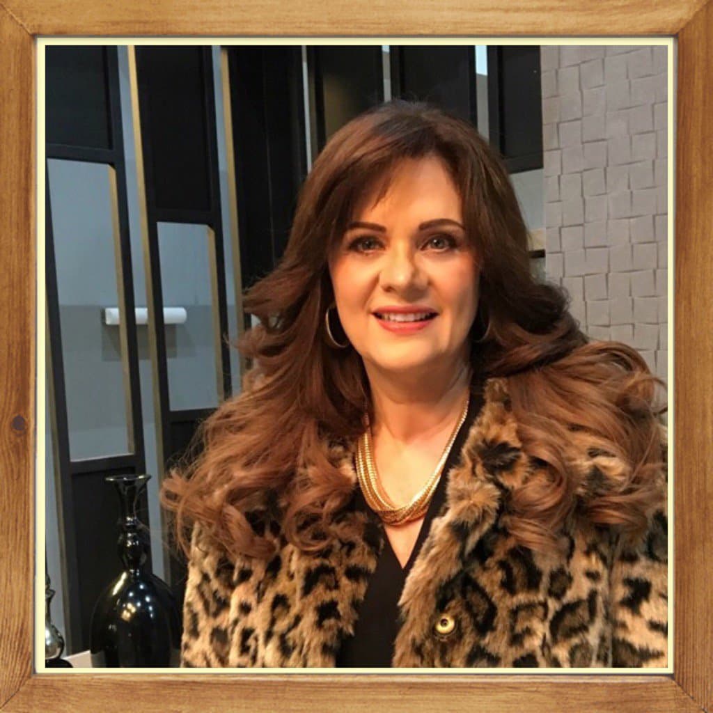 En esta historia ha sorprendido con escenas de pasión, pues 
<b><a href="http://www.univision.com/novelas/la-doble-vida-de-estela-carrillo/erika-buenfil-es-mercy-cabrera-en-la-doble-vida-de-estela-carrillo">'Mercy'</a></b> ha tenido amoríos con un hombre mucho menor que ella.