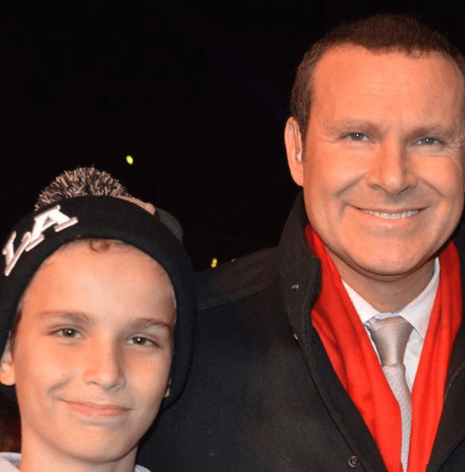 A través de sus redes sociales lo hemos visto crecer, y podemos notar que ha heredado mucho de su papá.