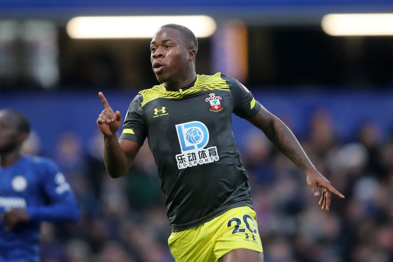 Chelsea vence al Tottenham 2-0 con dos goles de Willian. La escuadra de Mourinho sigue sin definir bien la delantera y le quitan el invicto en casa.