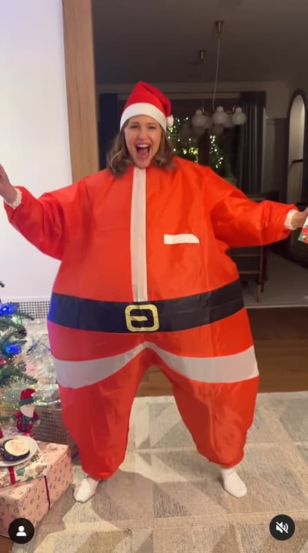 El pasado 16 de diciembre, la protagonista de ’13 going on 30’ presumió su espíritu navideño al publicar un video en su cuenta de Instagram en el que se le ve utilizando un disfraz de Santa Claus.
<br>