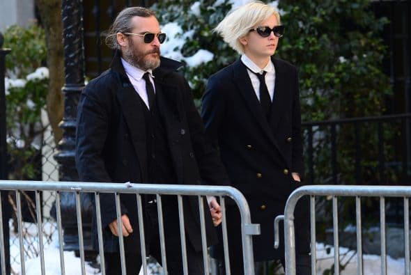 Joaquin Phoenix asistió a despedirse de su amigo. Más videos de Chismes aquí.