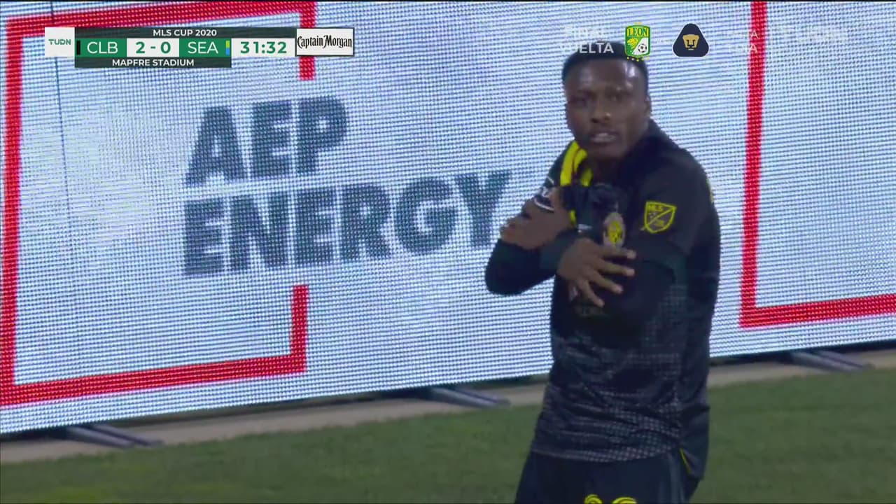 ¡No podía fallar! Etienne vence a Frei y festeja el 2-0 de Columbus Crew