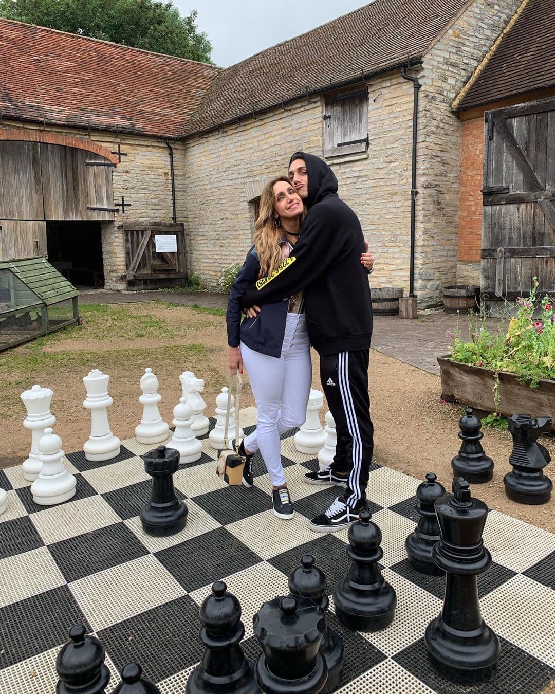 "¡Extrañándolo! Todavía no me acostumbro. Mis hijos son muy unidos y creo que la ida de Lorencito a la universidad les va a ser difícil, se separan por primera vez. Pero seguimos porque estamos muy orgullosos de sus logros", publicó La Flaca después de que su hijo se fue de Miami.