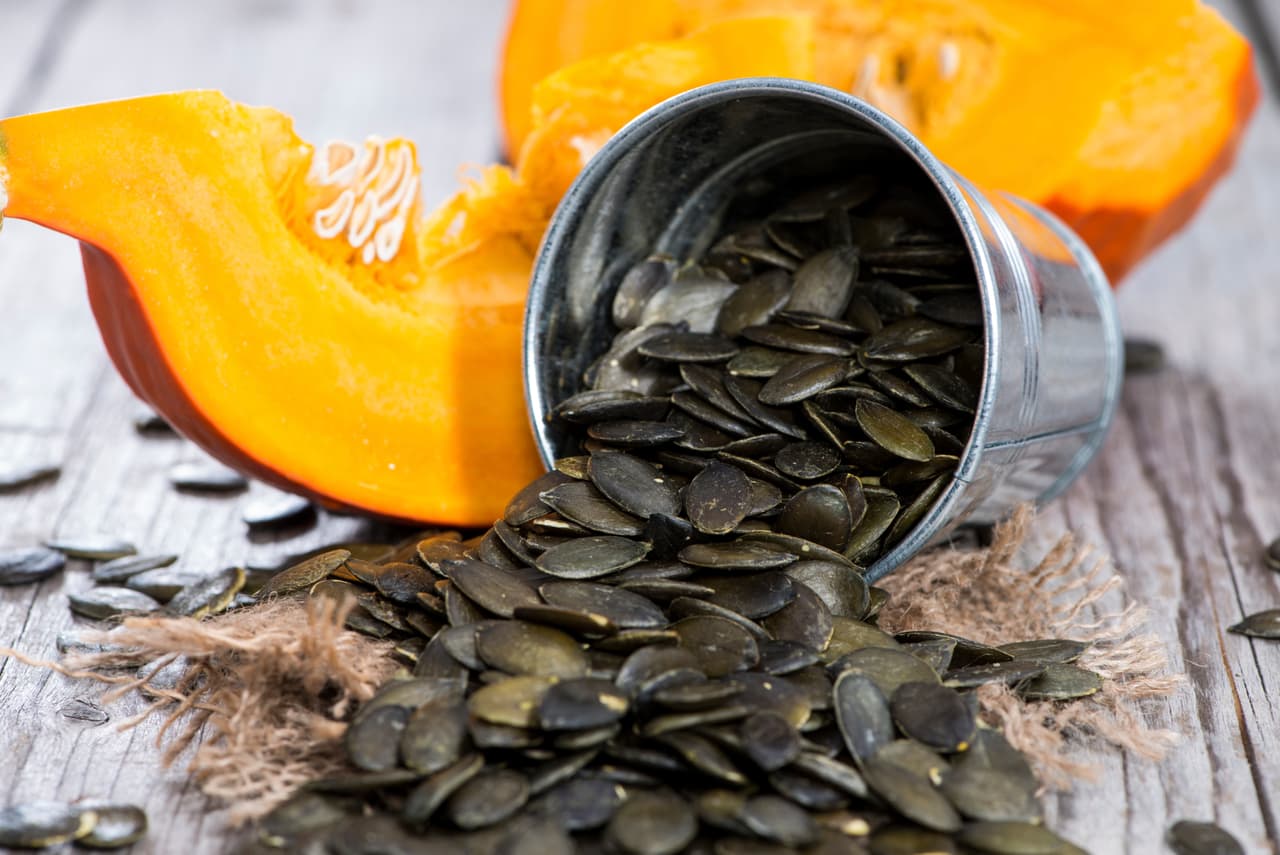 Semillas de calabaza. Otro alimento que debes agregar son las semillas de calabaza con sal y limón se convierten en una deliciosa botana. Si le añades chile, aún más.