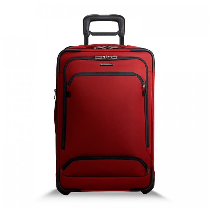 Este carry-on de 
<b><a href="http://www.briggs-riley.com/?gclid=Cj0KEQjwuJu9BRDP_-HN9eXs1_UBEiQAlfW39nxbzztmfCwdII74j7BqhcroMh0zftLr24vxB1I3tlAaAi4y8P8HAQ">Briggs & Riley</a></b> es flexible, aguanta condiciones extremas, y puede aumentar su capacidad para las ocasiones en las que necesitas llevar más cosas. | 
<a href="http://www.briggs-riley.com/domestic-carry-on-expandable-upright-3">Domestic Carry-on Expandable</a> $379 dólares.