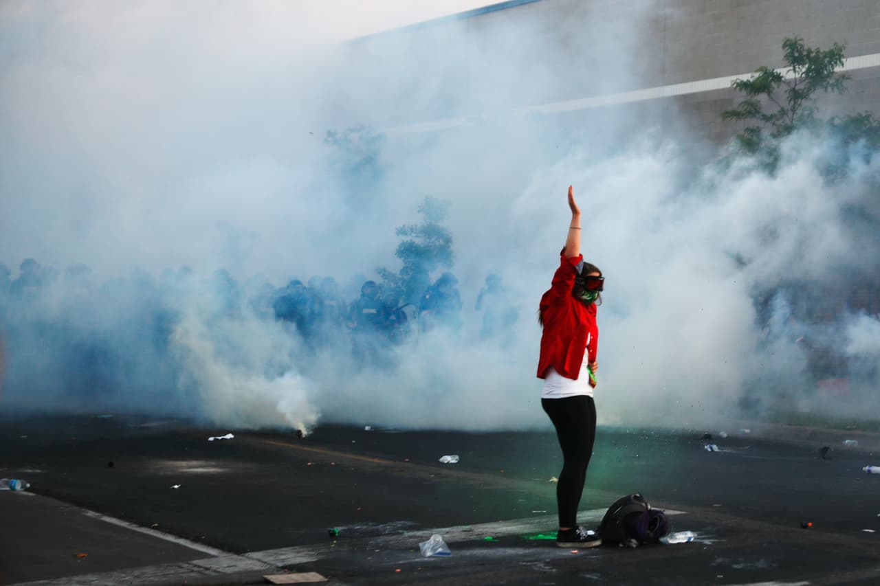 Trump pareció celebrar la estrategia firme el sábado por la noche, elogiando el despliegue de la Guardia Nacional en Minneapolis, afirmando “¡Nada de juegos!” y diciendo que a la policía de la Ciudad de Nueva York “¡se le debe permitir hacer su trabajo!”.