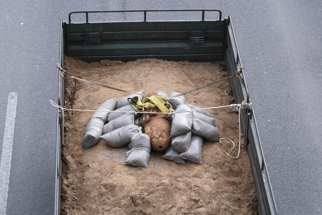 El prefecto Apostolos Tzitzikotas dijo a la agencia de noticias AFP que se trata de la primera vez que el ejército de ese país neutraliza una bomba de este tamaño. 
<b>"Nunca se había encontrado en Grecia una bomba tan potente en una zona tan densamente poblada", explicó.</b>