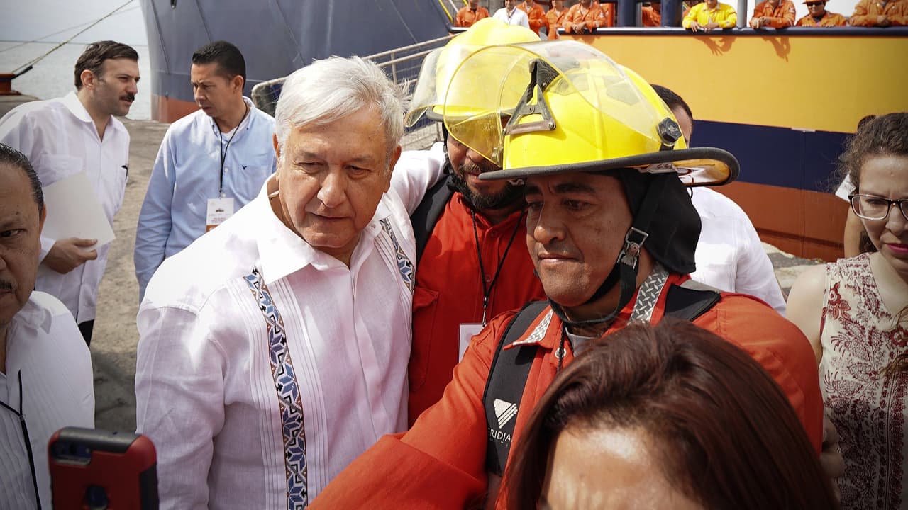 AMLO lanza su plan de rescate de Pemex: aspira aumentar 45% la producción petrolera de México antes de 2025