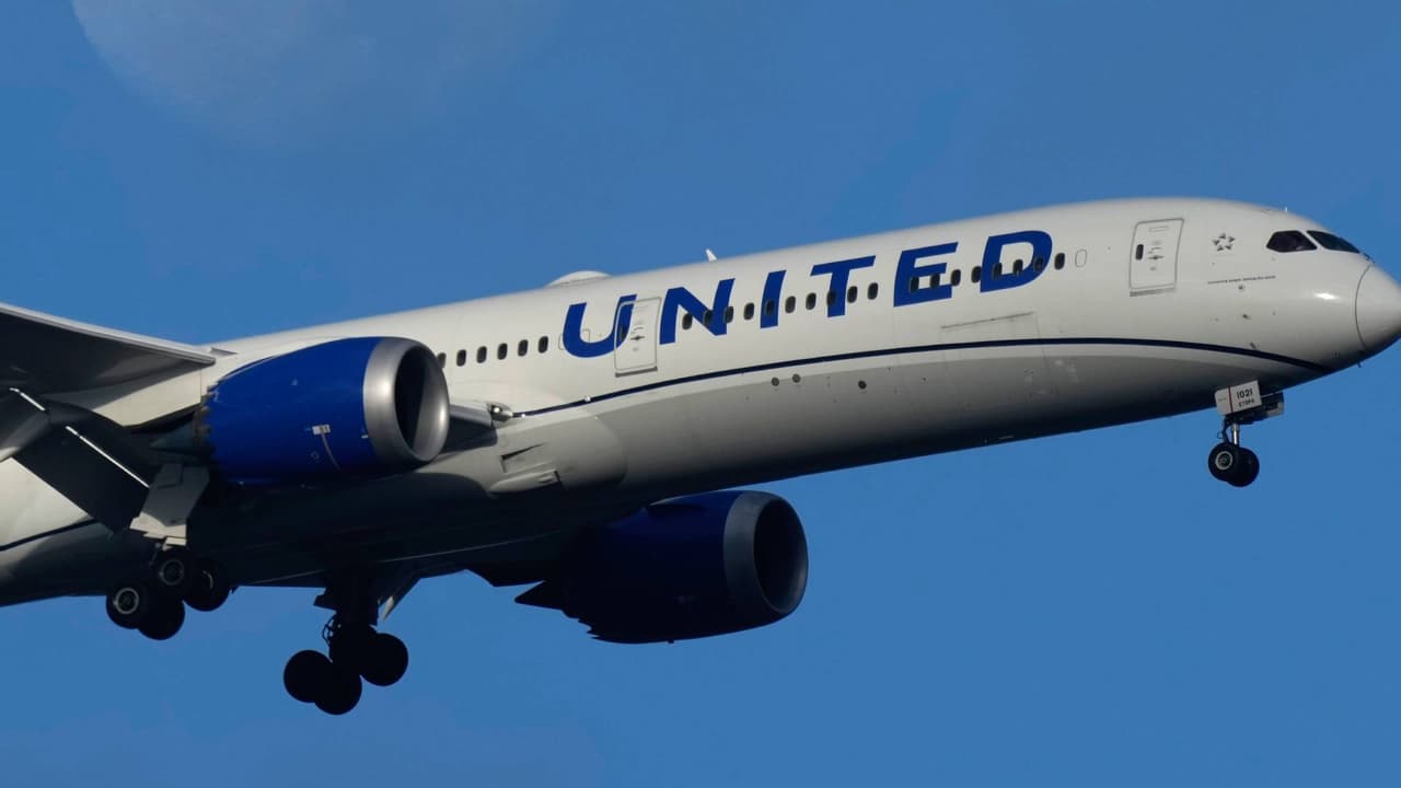 Vuelo de United con destino a Phoenix aterriza de emergencia en la Base Aérea Luke