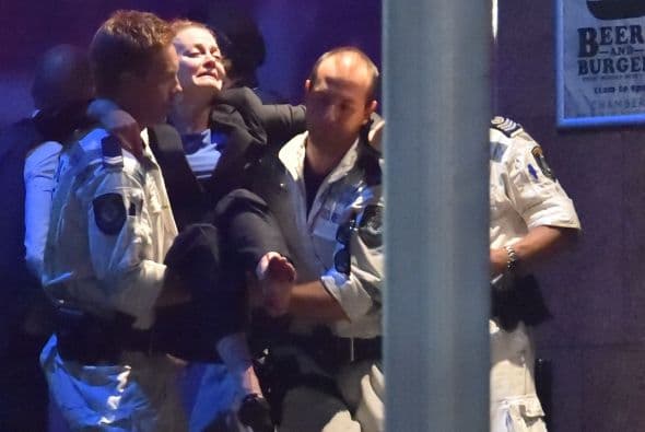 La escena dramática se desarrolló poco después que la prensa local reveló la presunta identidad del hombre armado.